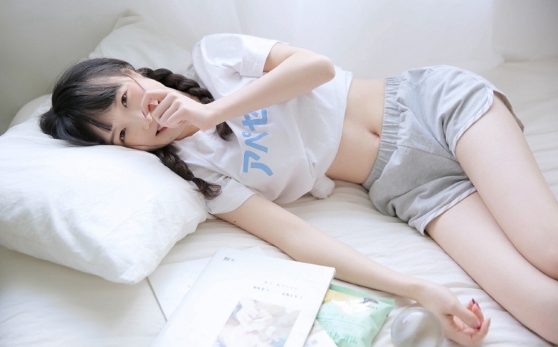 半熟少女床上慵懒随性精选图片