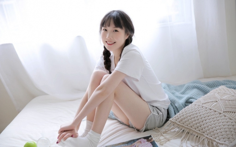 半熟少女床上慵懒随性精选图片