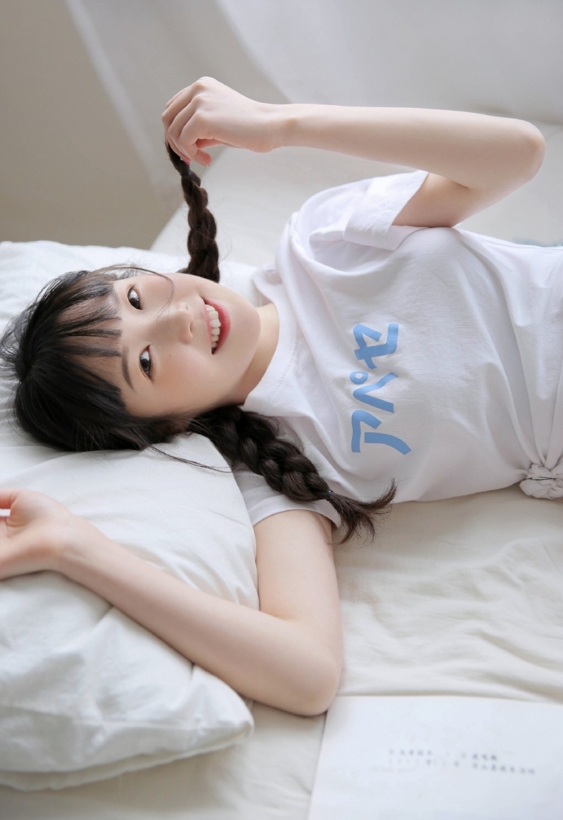 半熟少女床上慵懒随性精选图片