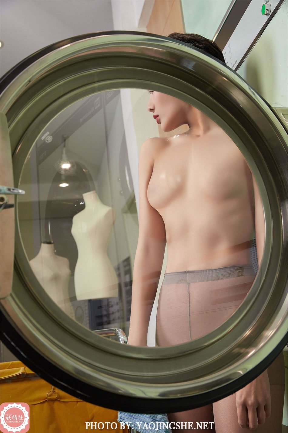 [YJS妖精社] 《可可-洗衣房》V2015 性感丝袜写真