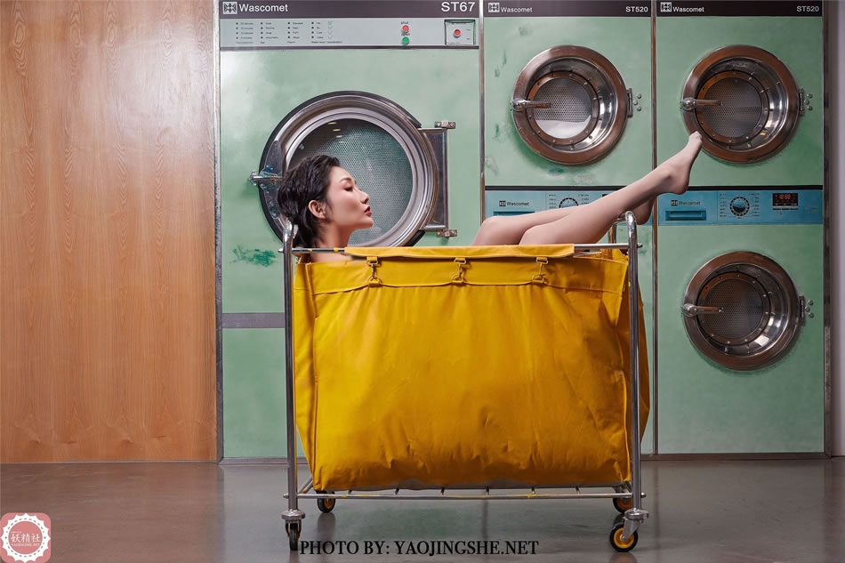 [YJS妖精社] 《可可-洗衣房》V2015 性感丝袜写真