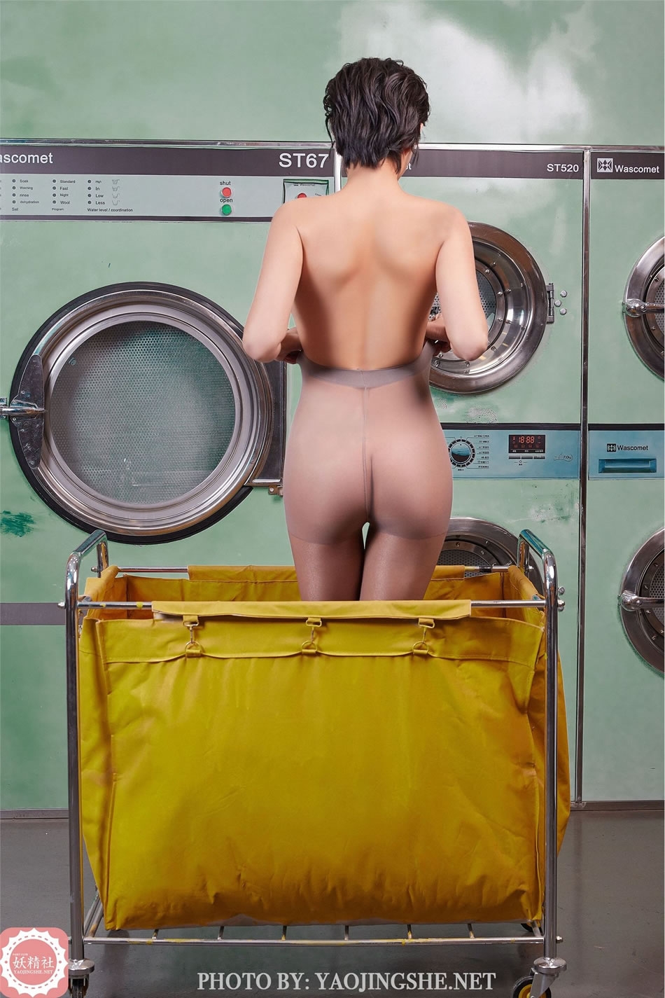 [YJS妖精社] 《可可-洗衣房》V2015 性感丝袜写真
