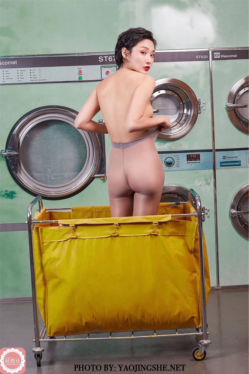 [YJS妖精社] 《可可-洗衣房》V2015 性感丝袜写真