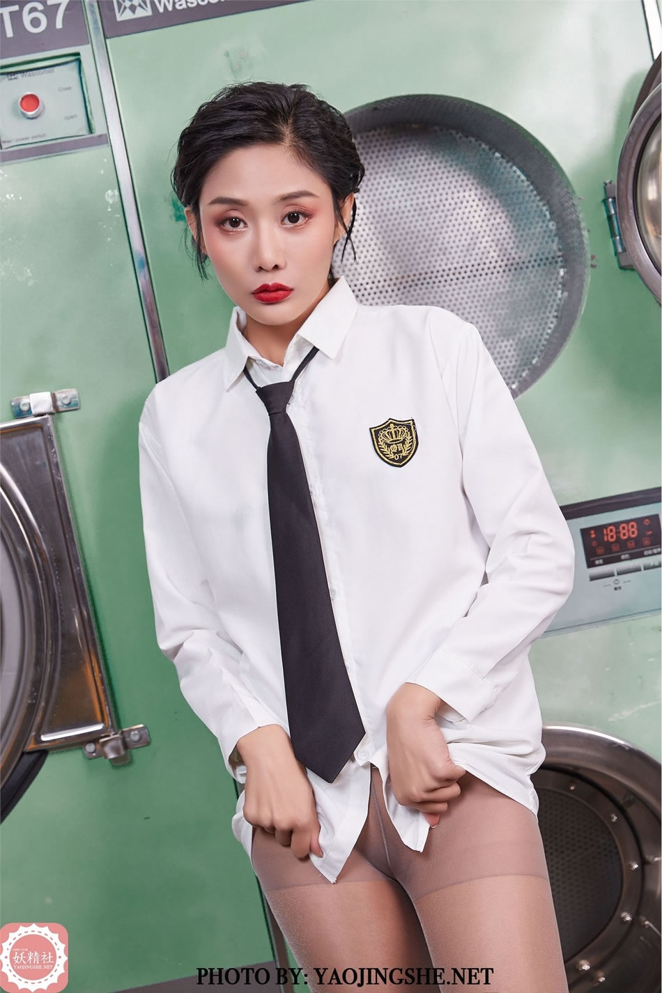 [YJS妖精社] 《可可-洗衣房》V2015 性感丝袜写真