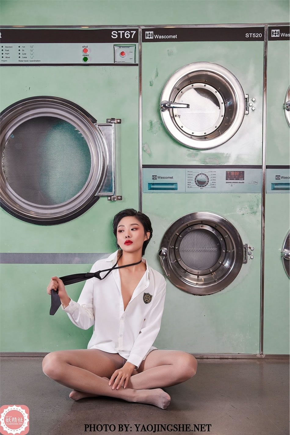 [YJS妖精社] 《可可-洗衣房》V2015 性感丝袜写真