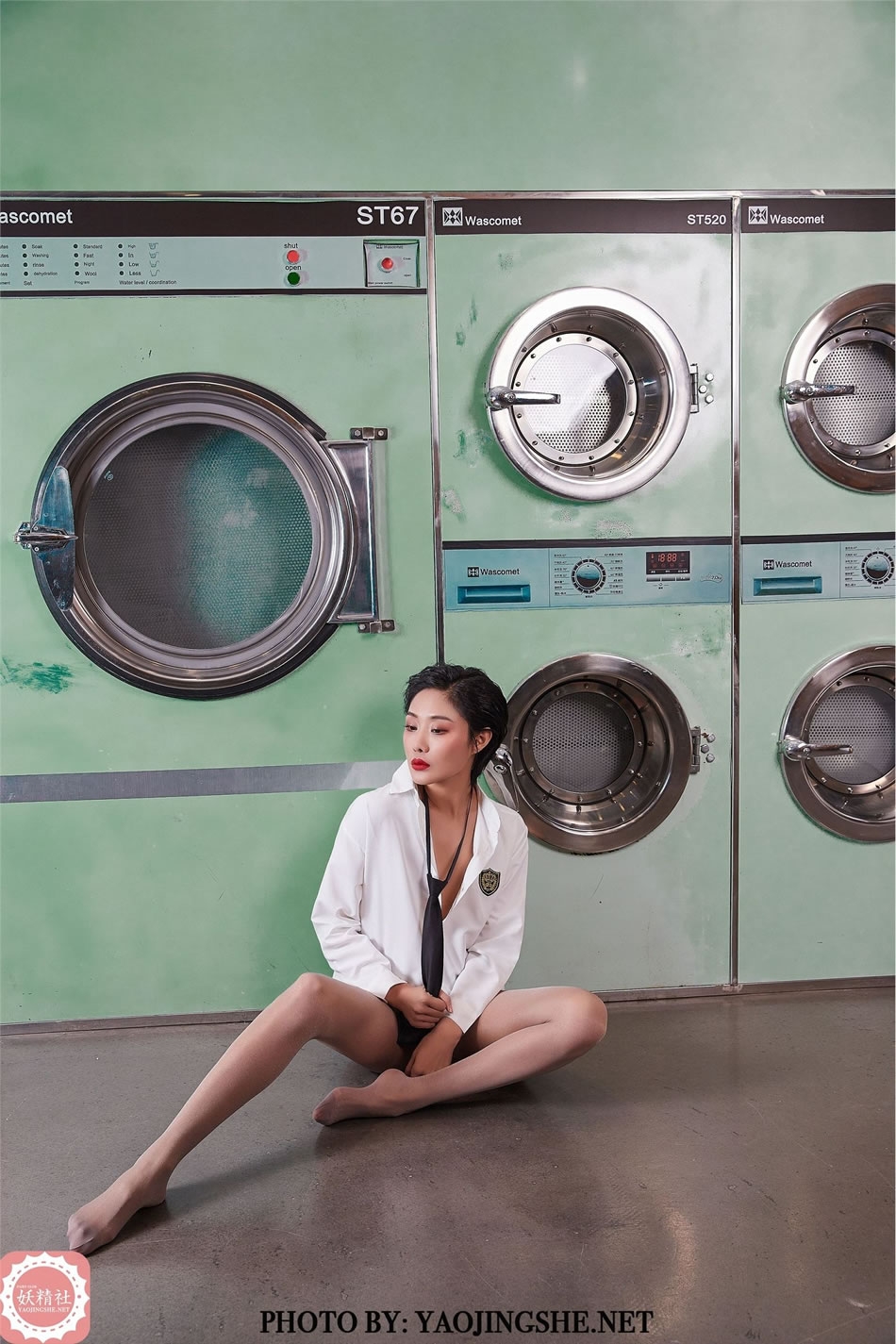 [YJS妖精社] 《可可-洗衣房》V2015 性感丝袜写真