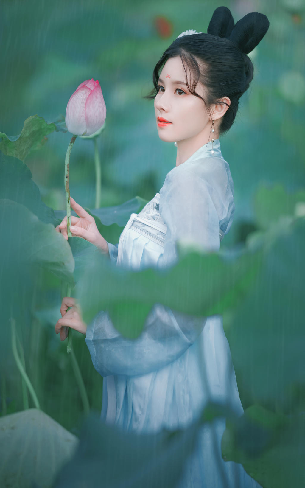 汉服美女红唇雪肤秀雅绝俗图片