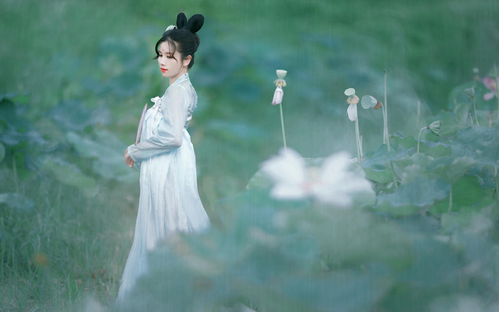 汉服美女红唇雪肤秀雅绝俗图片