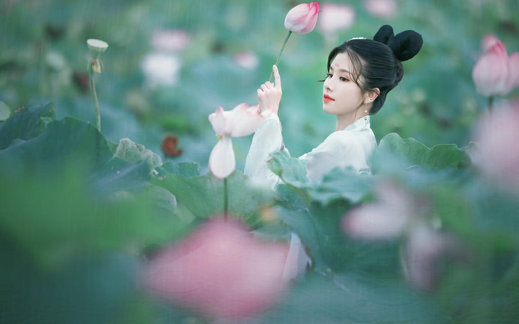 汉服美女红唇雪肤秀雅绝俗图片