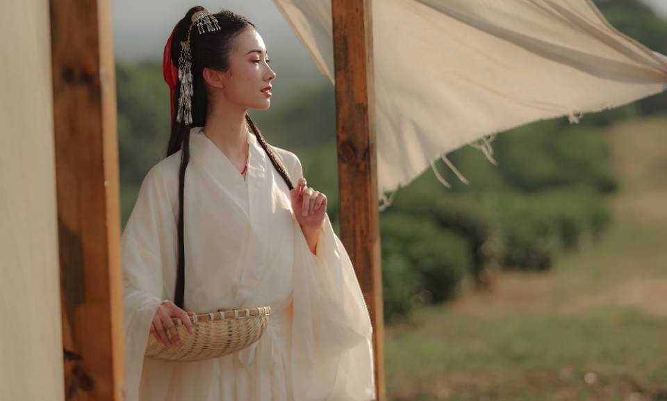古装美女白衣飘飘茶园唯美写真