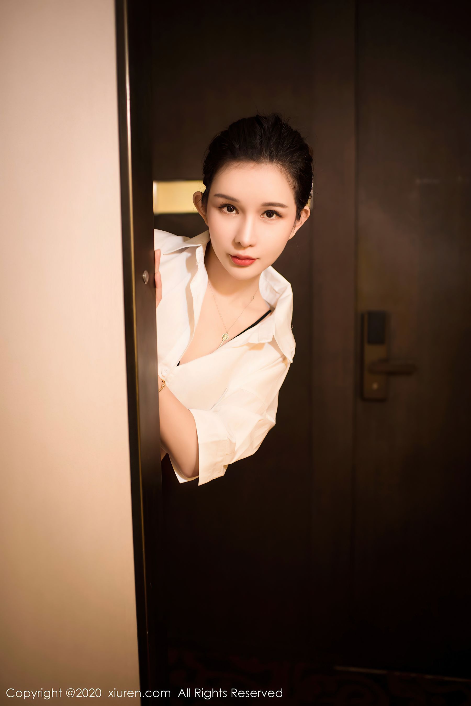 [秀人XiuRen] No.2684 张雨萌 - 浴室里的白色衬衫湿身诱惑