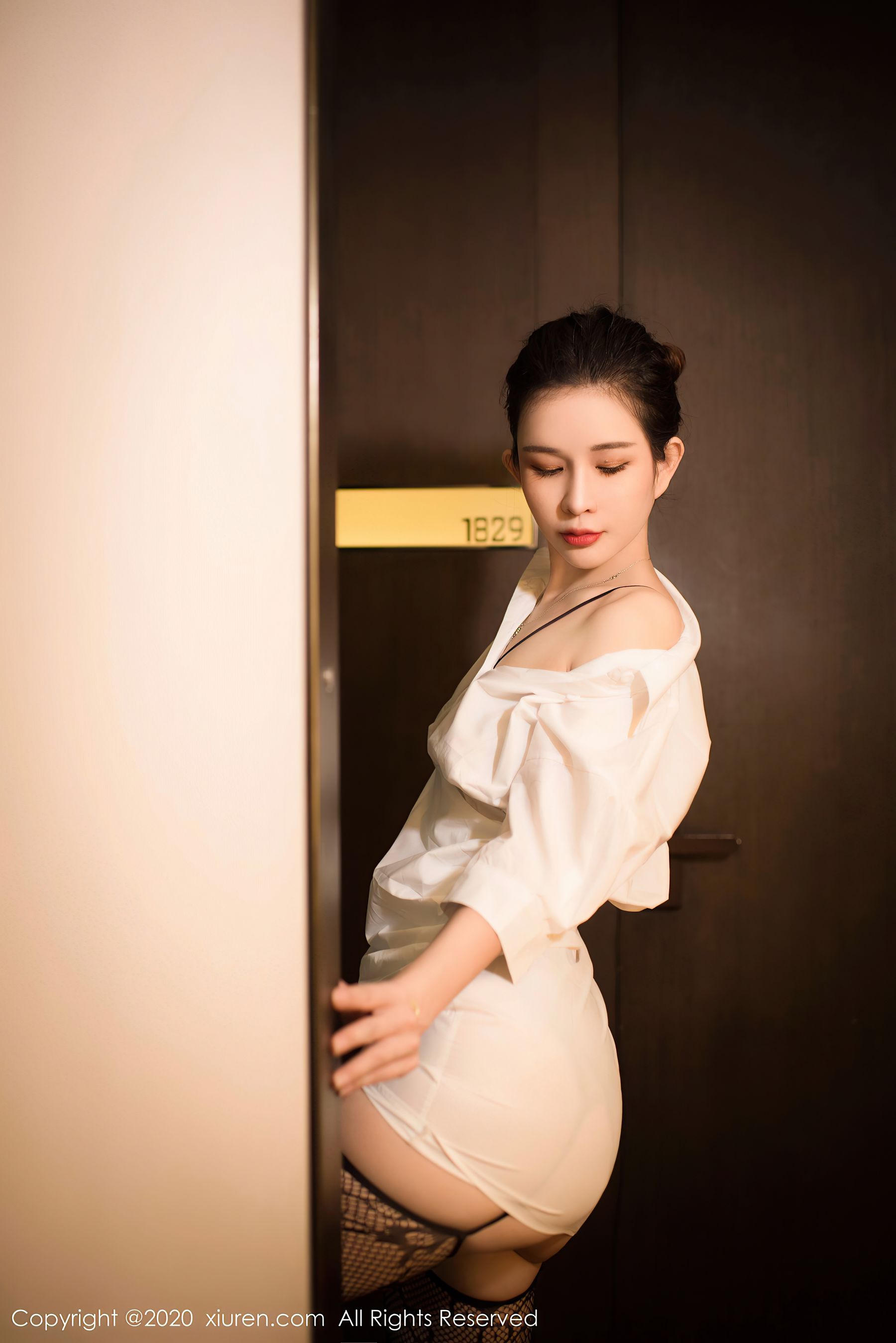 [秀人XiuRen] No.2684 张雨萌 - 浴室里的白色衬衫湿身诱惑