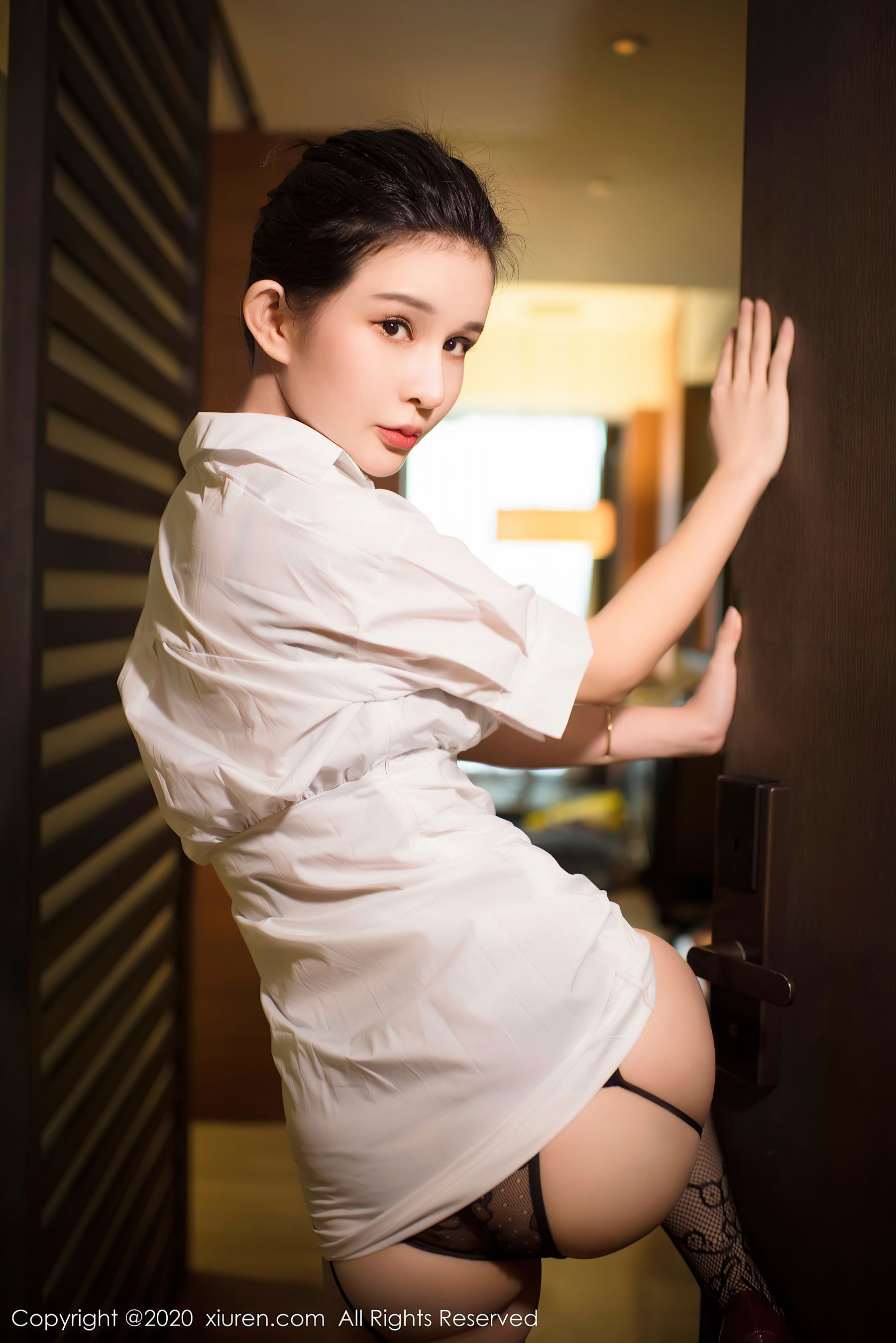 [秀人XiuRen] No.2684 张雨萌 - 浴室里的白色衬衫湿身诱惑