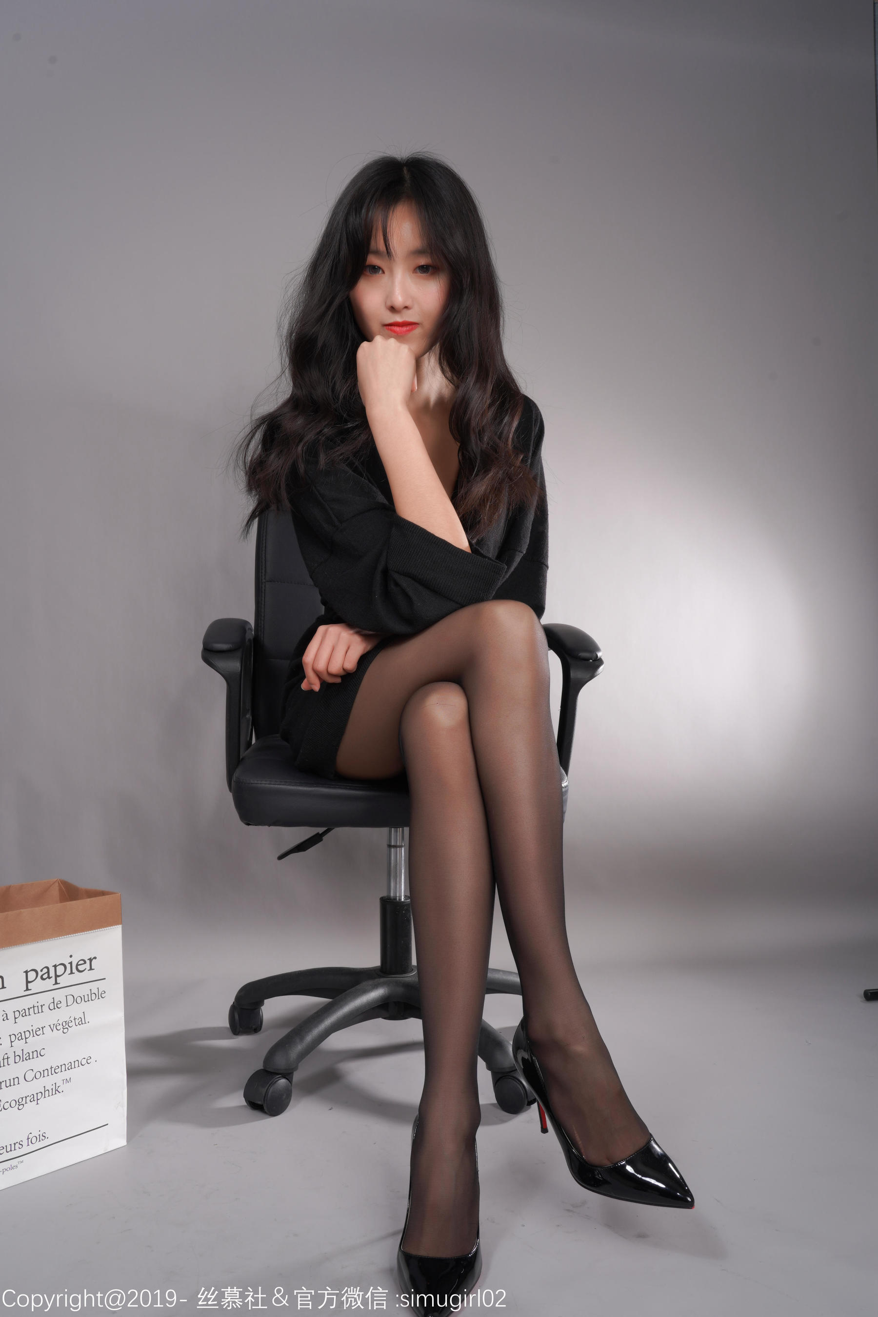 [丝慕] SM005 含樱 《长身の丝袜美腿》 写真套图