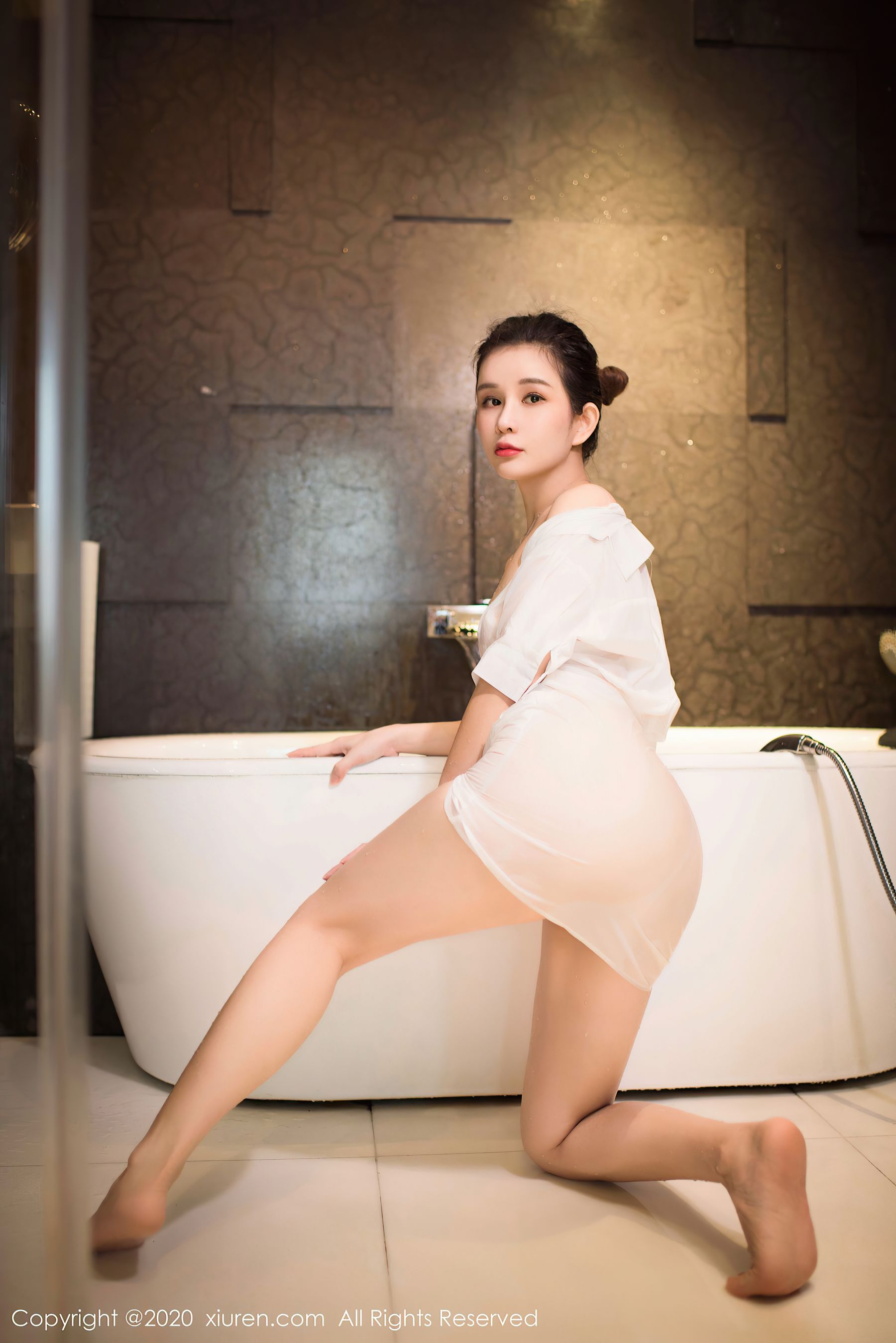 [秀人XiuRen] No.2684 张雨萌 - 浴室里的白色衬衫湿身诱惑