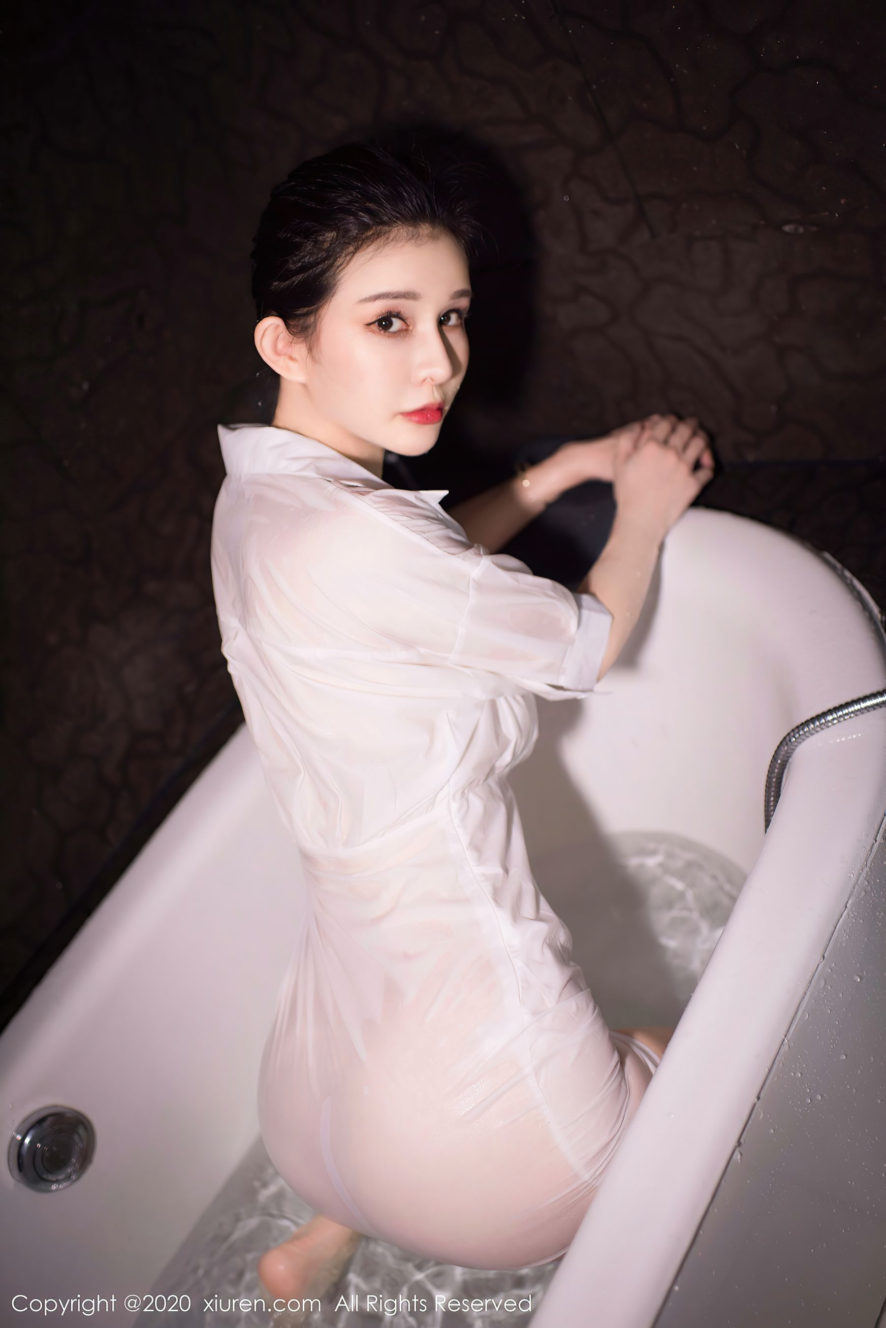 [秀人XiuRen] No.2684 张雨萌 - 浴室里的白色衬衫湿身诱惑