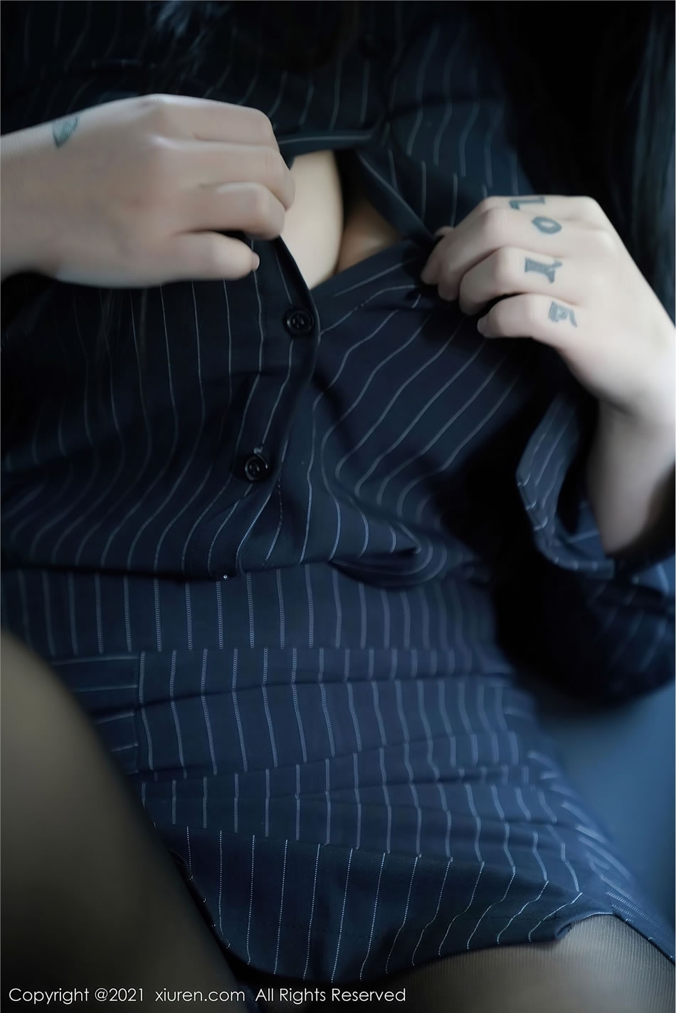 [XIUREN秀人网] 美七Mia NO.3111 性感黑丝袜短裙美乳写真