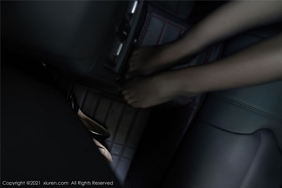 [XIUREN秀人网] 美七Mia NO.3111 性感黑丝袜短裙美乳写真