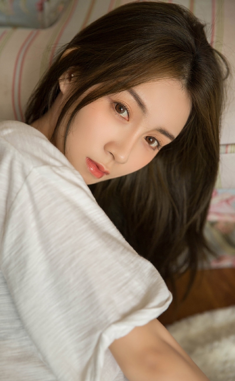 睡衣美眉长发披肩温柔动人图片