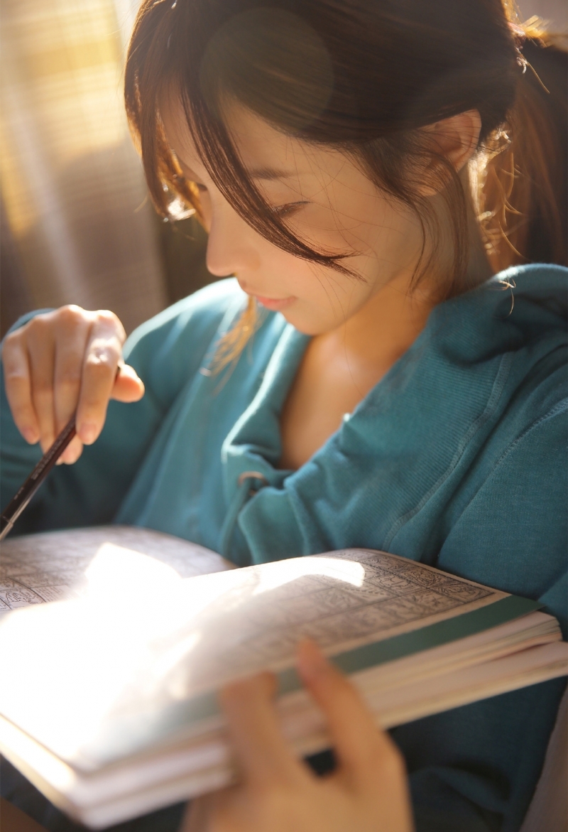 阳光下的金发少女修长美腿写真