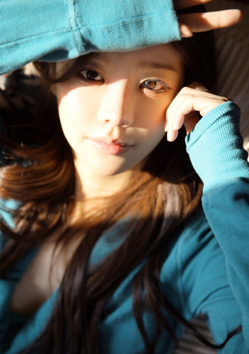 阳光下的金发少女修长美腿写真