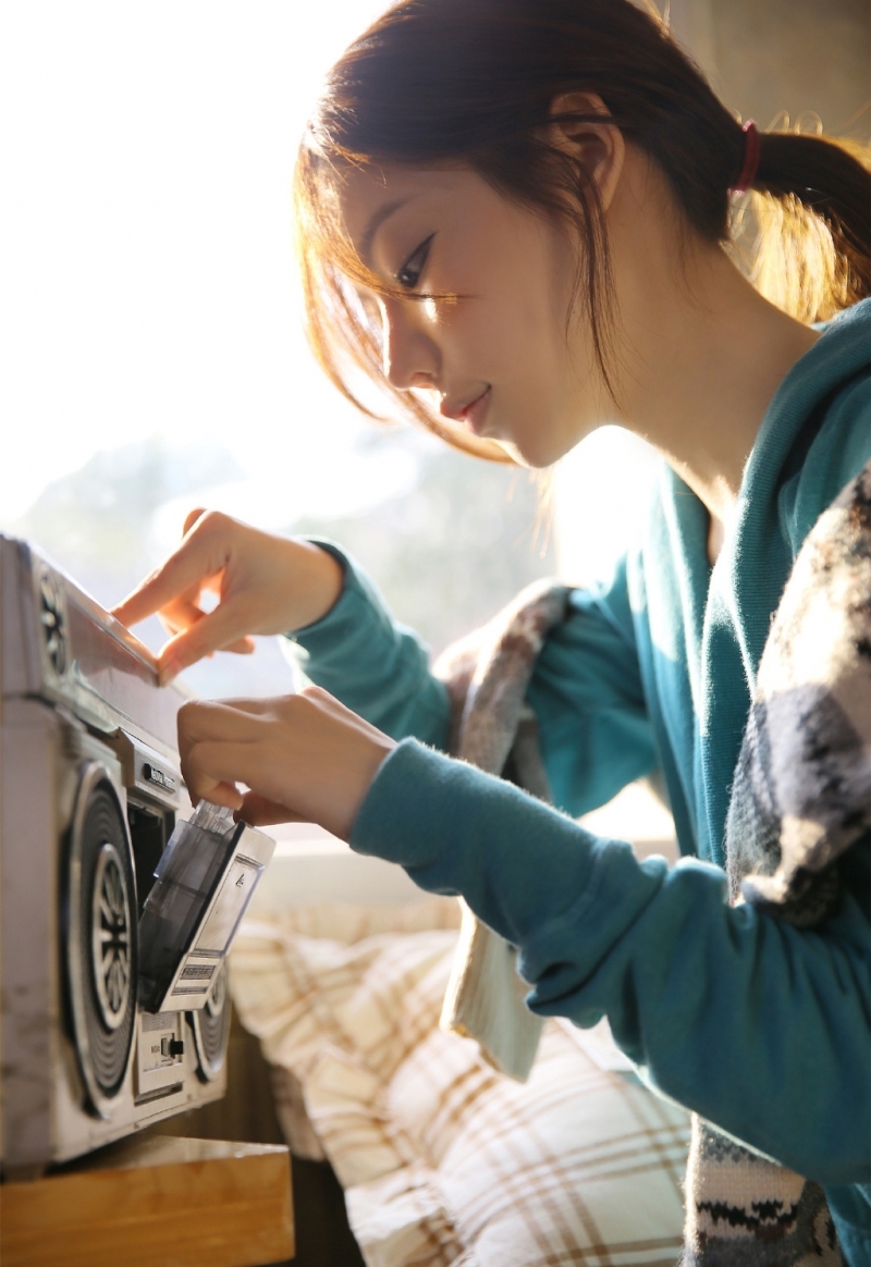 阳光下的金发少女修长美腿写真