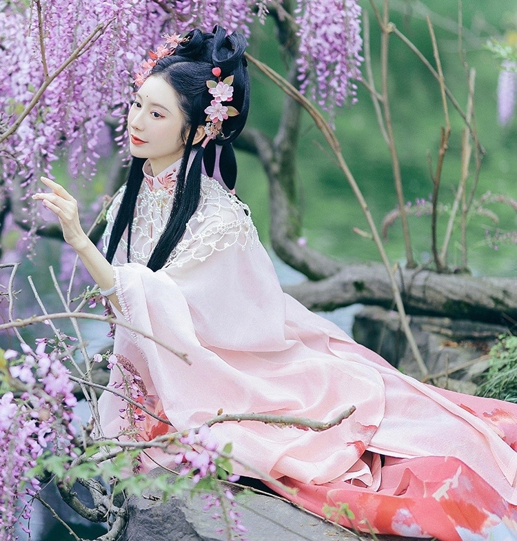 汉服美女眉清目秀亭亭玉立图片