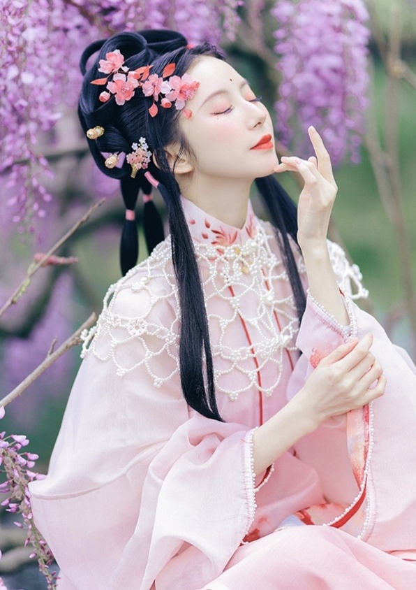 汉服美女眉清目秀亭亭玉立图片