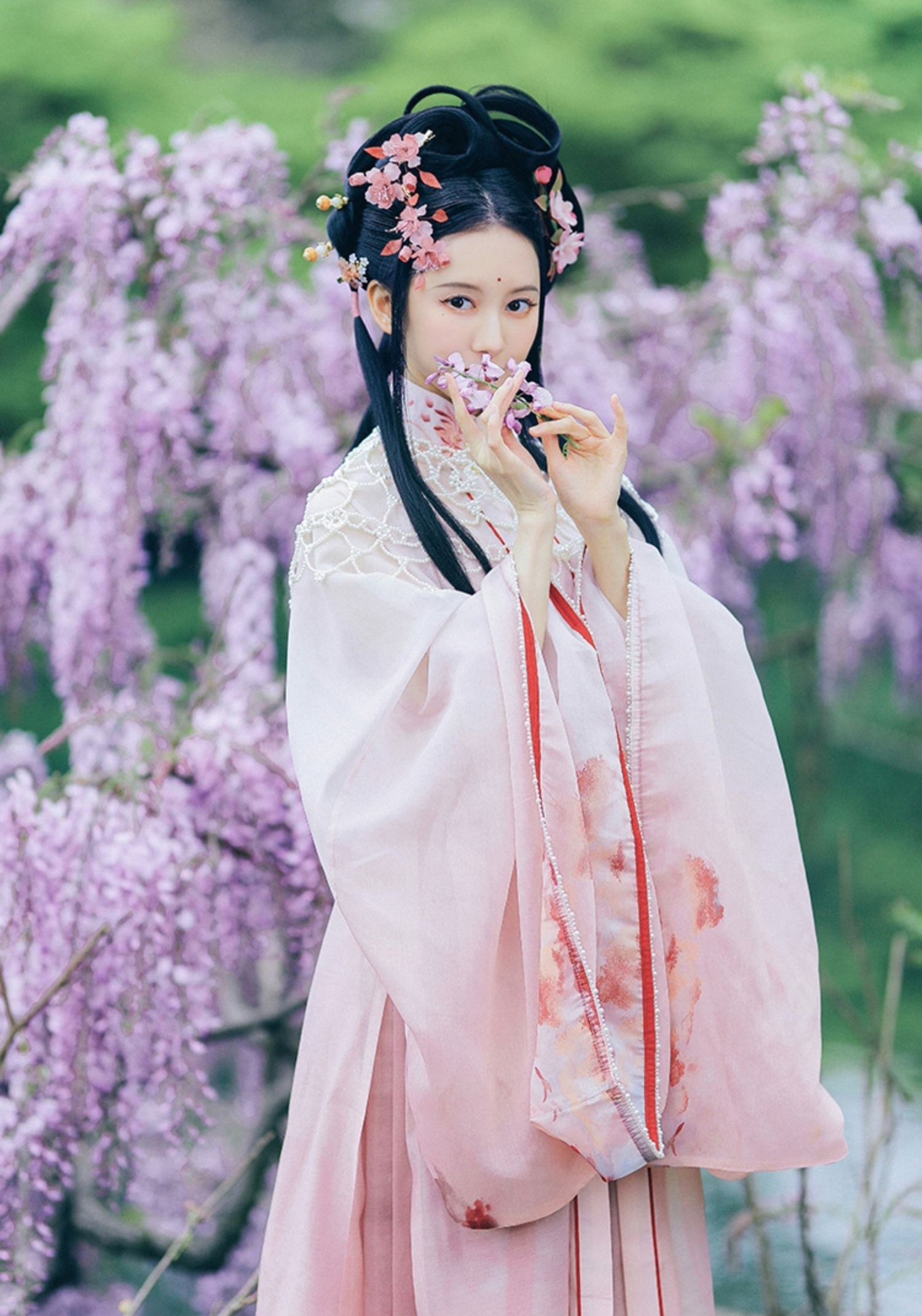 汉服美女眉清目秀亭亭玉立图片