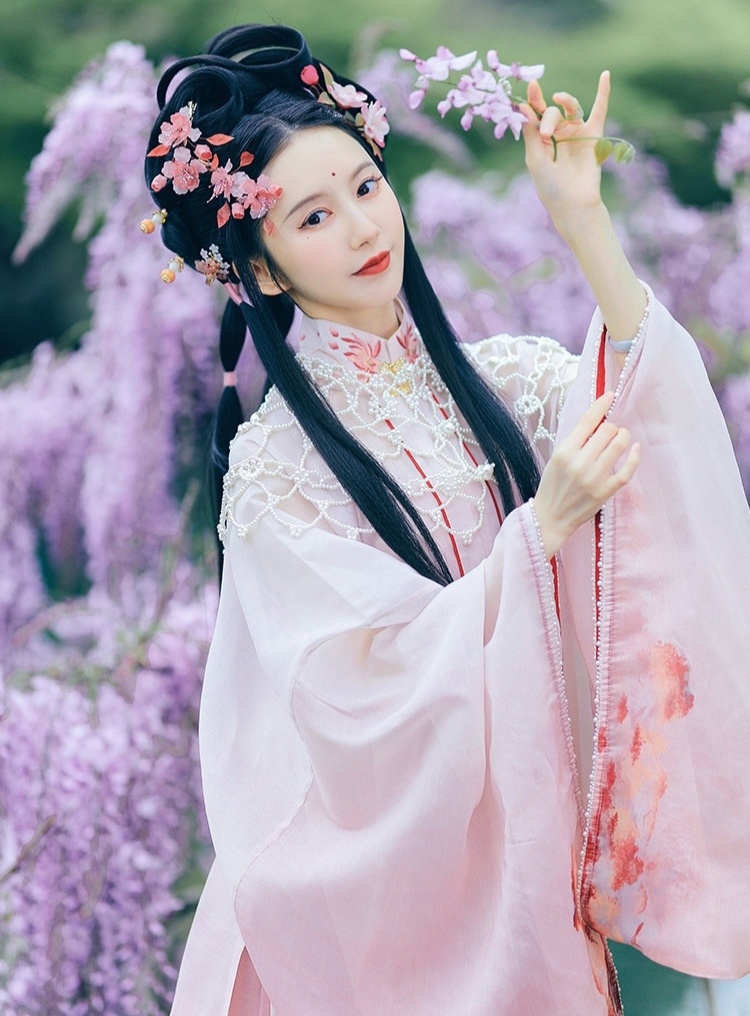 汉服美女眉清目秀亭亭玉立图片