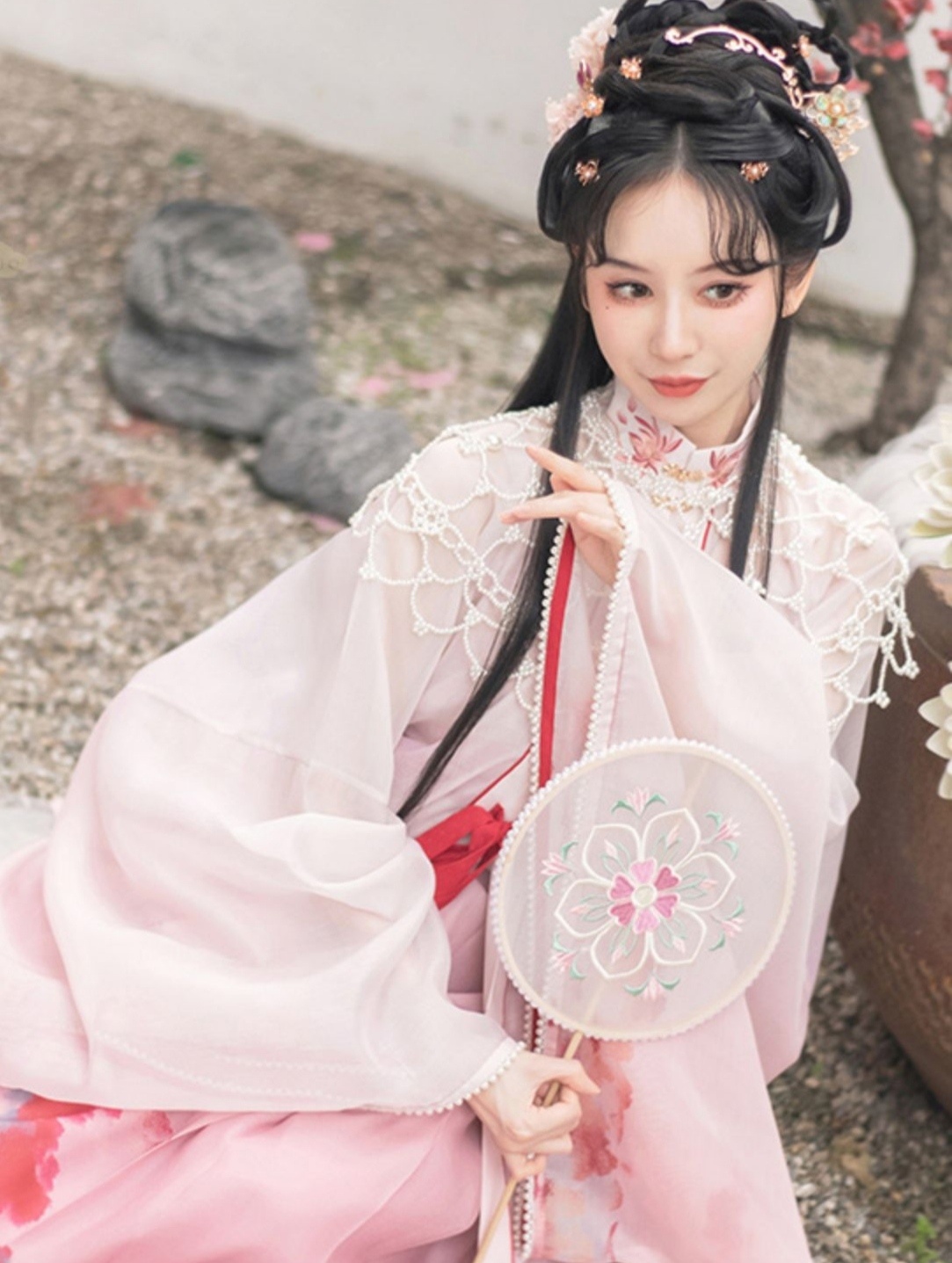 汉服美女眉清目秀亭亭玉立图片