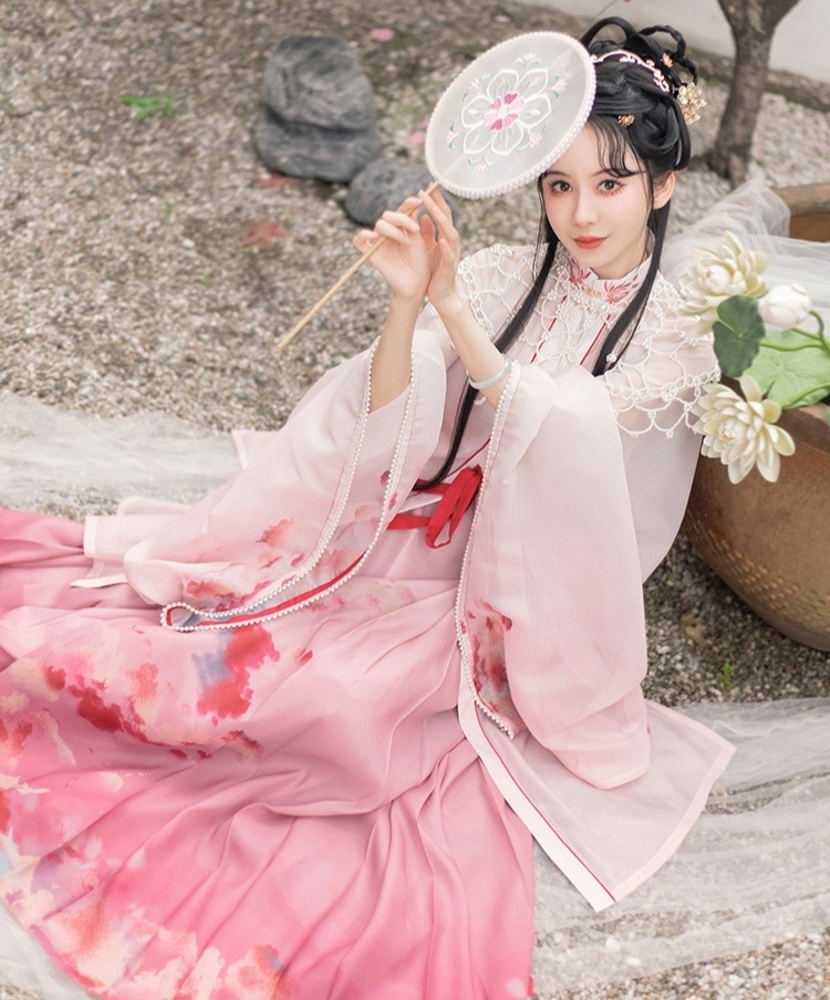 汉服美女眉清目秀亭亭玉立图片