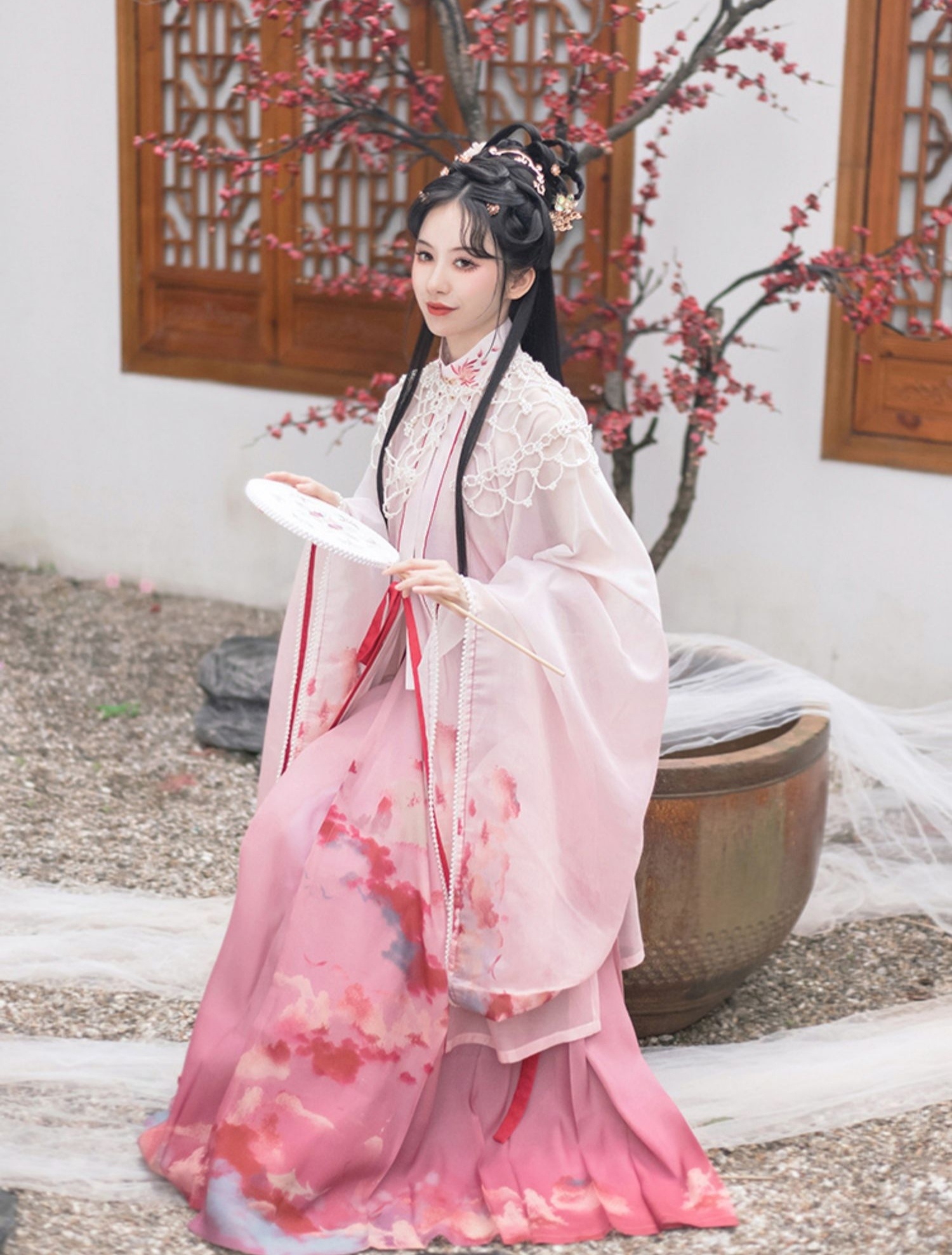 汉服美女眉清目秀亭亭玉立图片