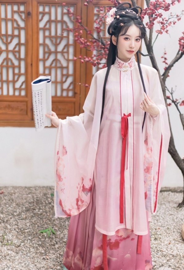 汉服美女眉清目秀亭亭玉立图片