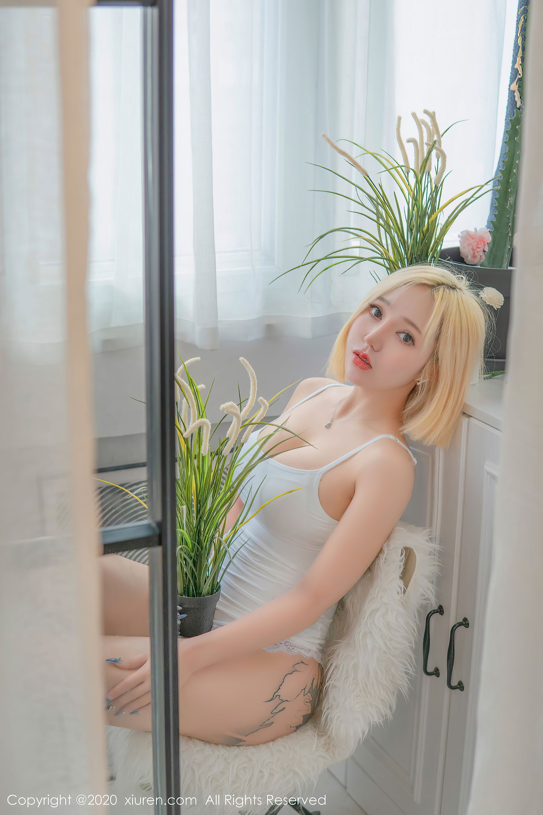 [秀人XIUREN] No.2842 文静儿 - 真实浑圆蜜桃臀