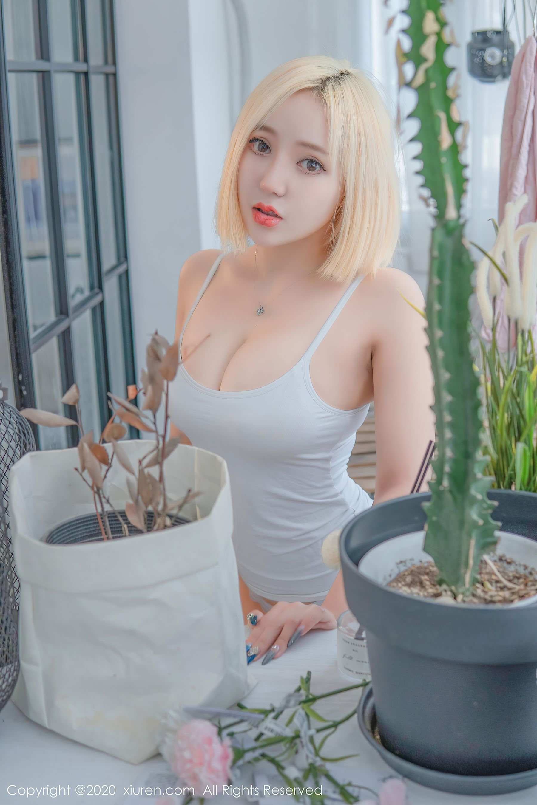 [秀人XIUREN] No.2842 文静儿 - 真实浑圆蜜桃臀