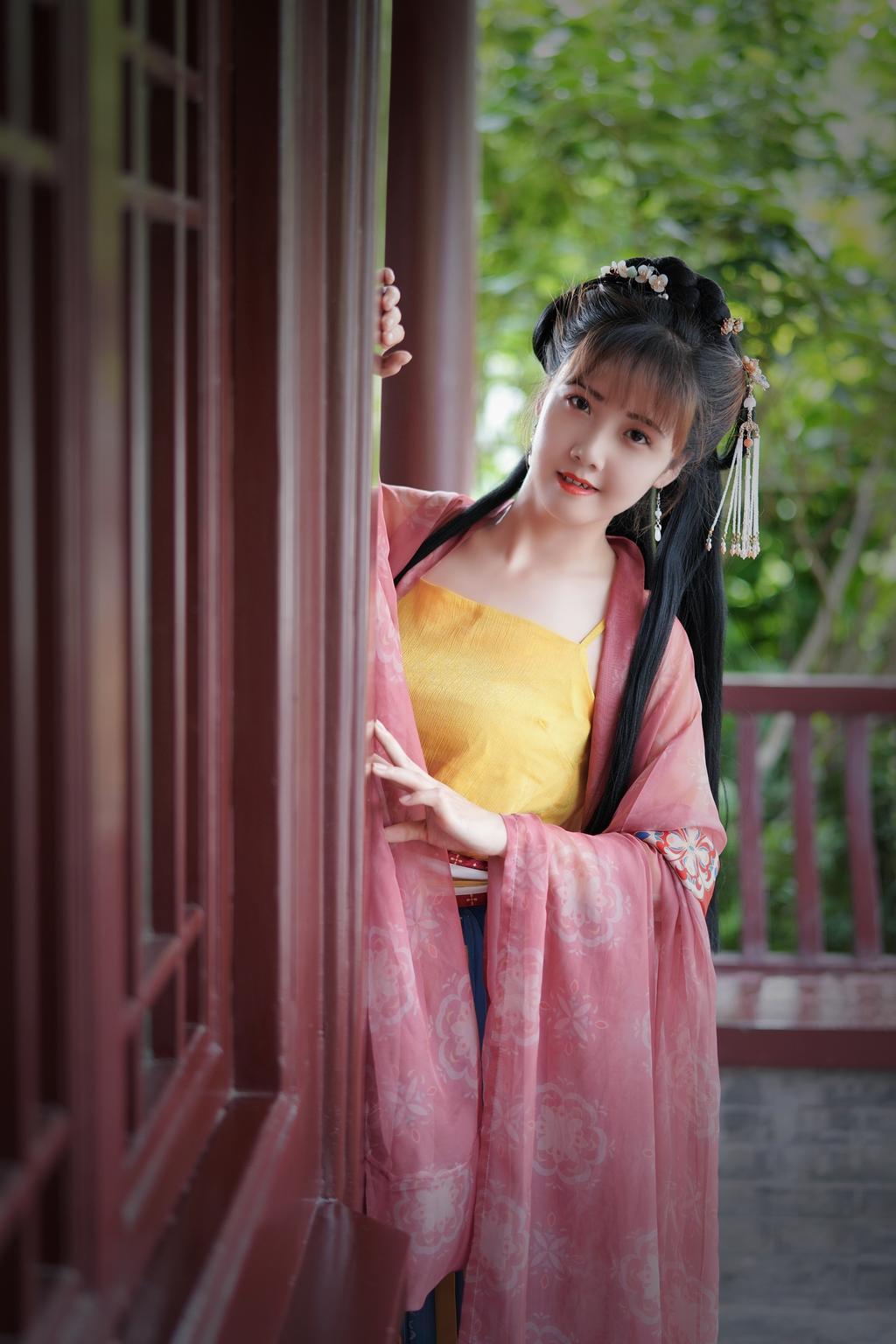 汉服美女面若桃花身似扶柳图片