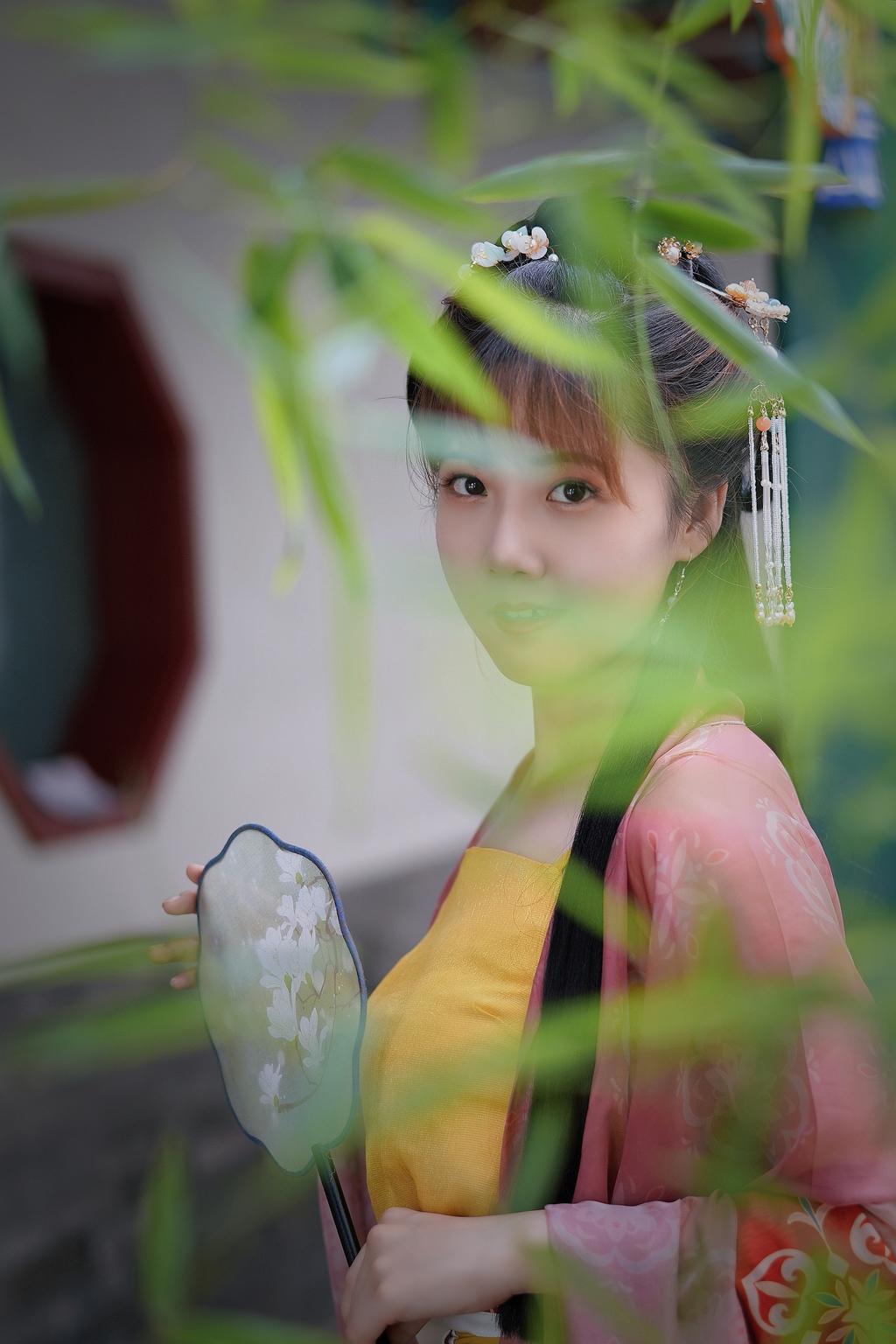 汉服美女面若桃花身似扶柳图片