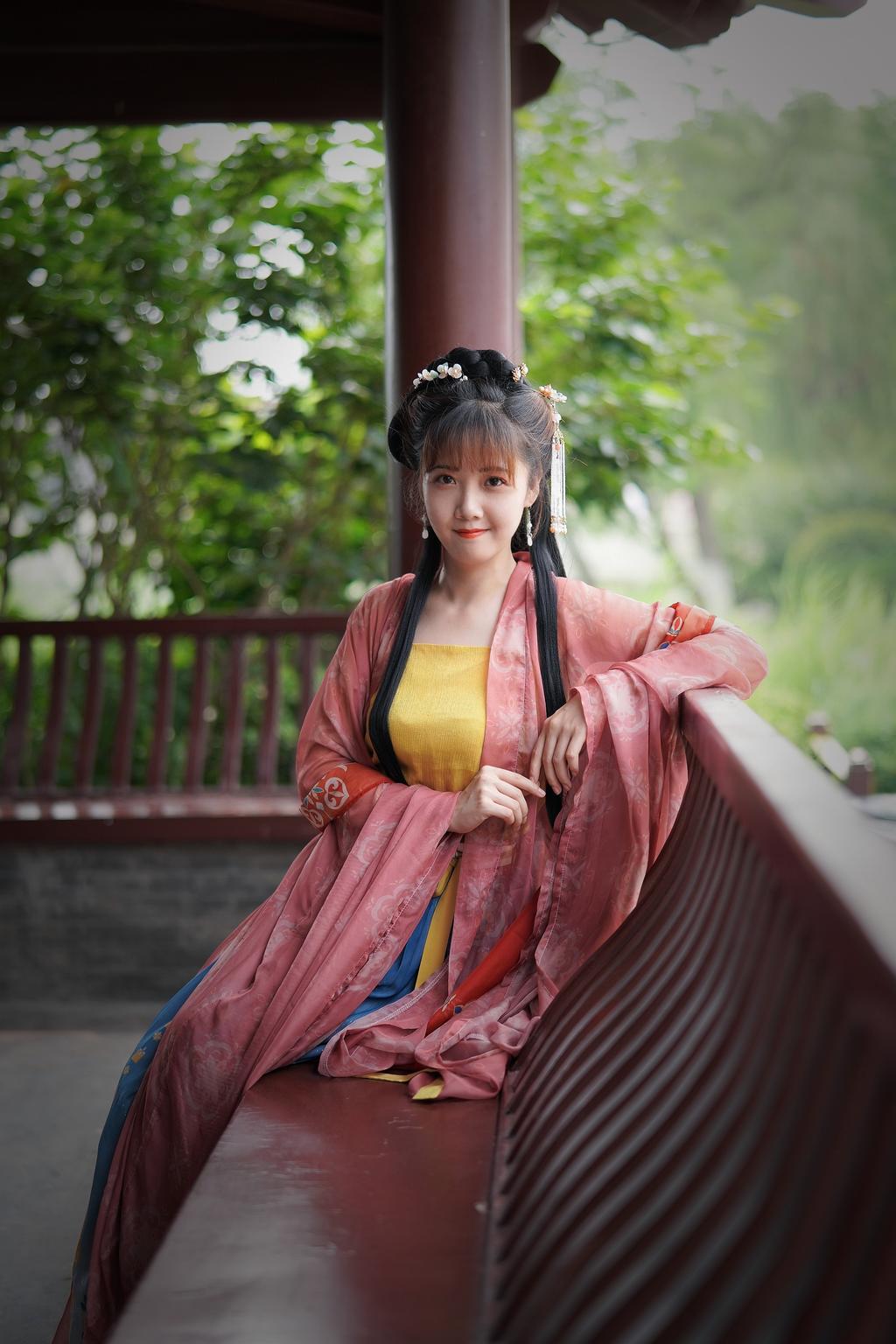 汉服美女面若桃花身似扶柳图片