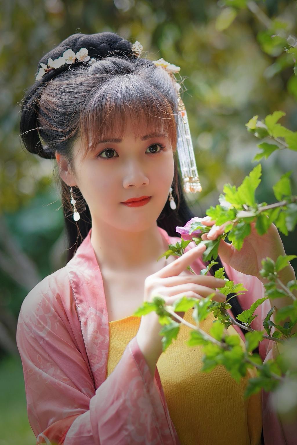 汉服美女面若桃花身似扶柳图片