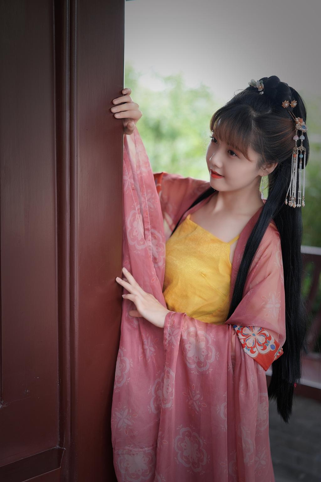 汉服美女面若桃花身似扶柳图片