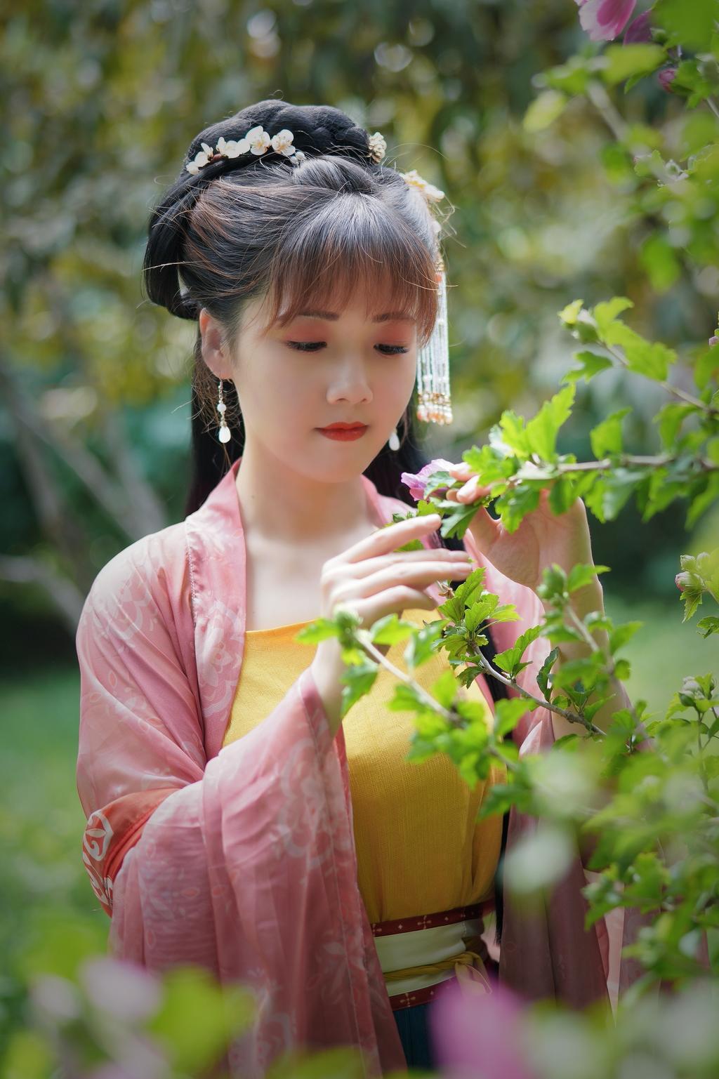 汉服美女面若桃花身似扶柳图片