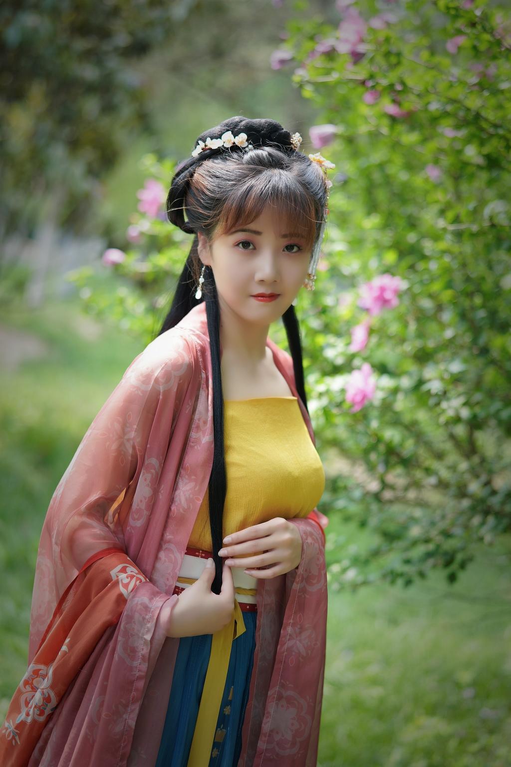 汉服美女面若桃花身似扶柳图片