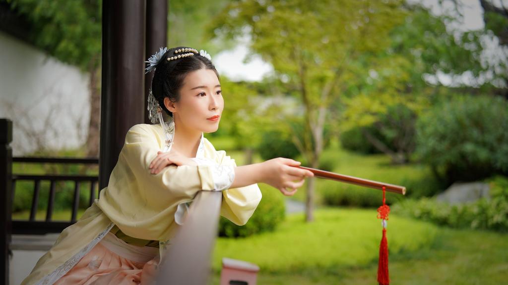 汉服美女面容俏丽体态丰腴图片