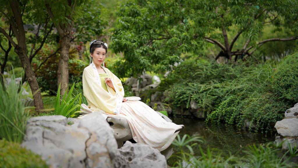 汉服美女面容俏丽体态丰腴图片