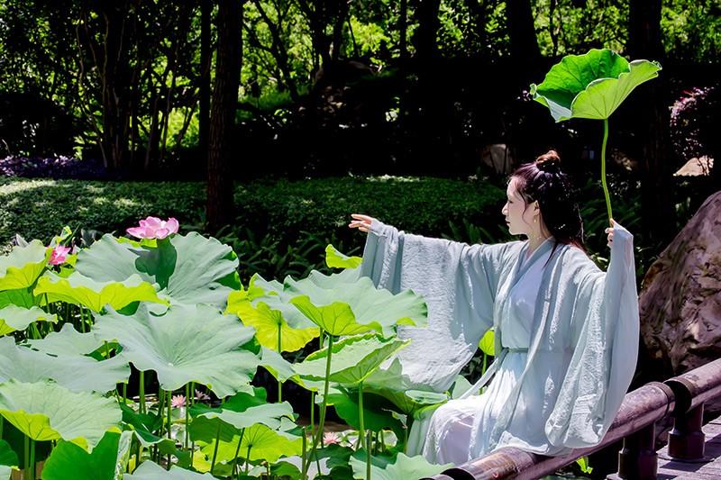 古装美女青衣罗衫清新脱俗图片