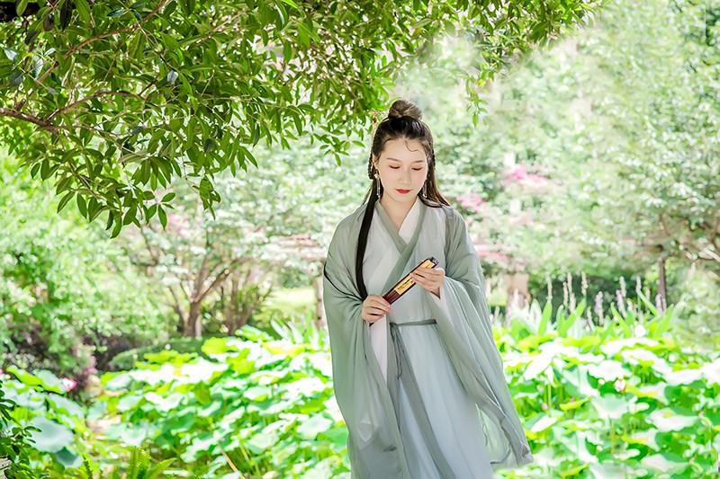 古装美女青衣罗衫清新脱俗图片