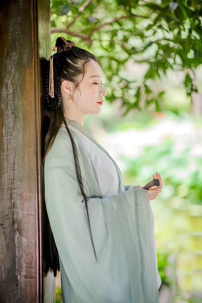 古装美女青衣罗衫清新脱俗图片