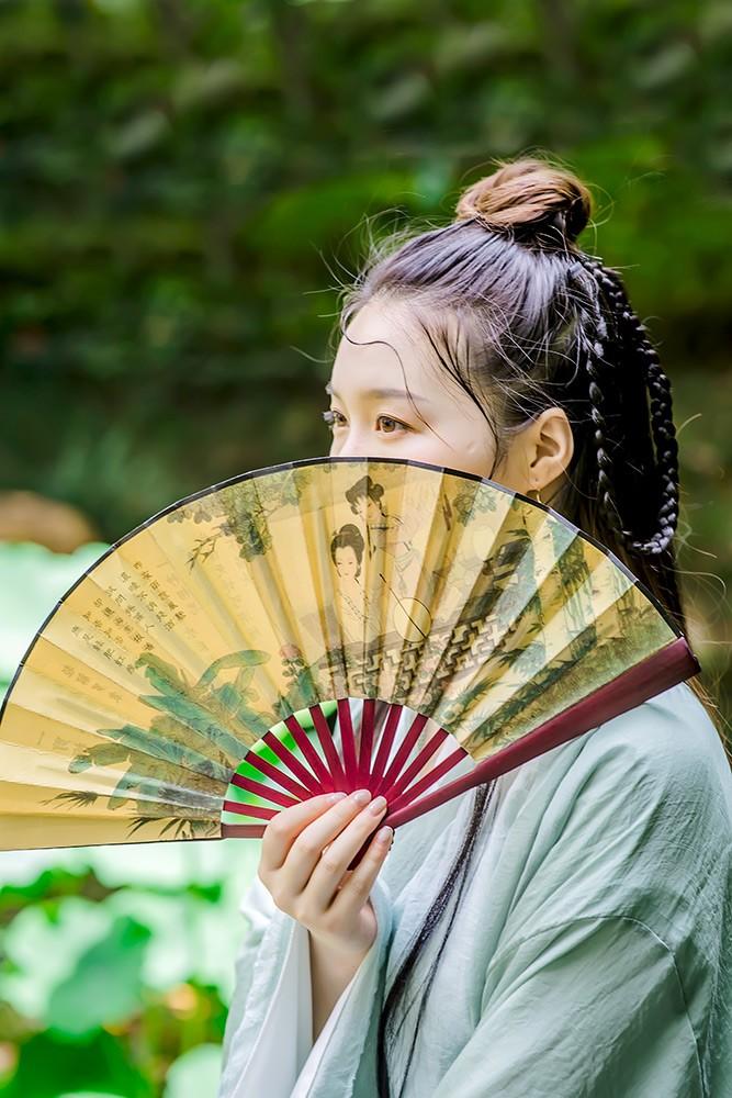 古装美女青衣罗衫清新脱俗图片