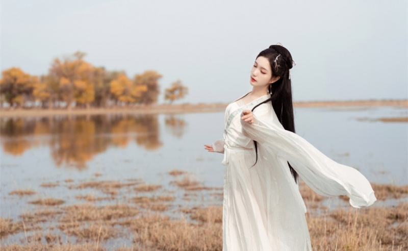 古装美女白衣飘飘美若天仙图片